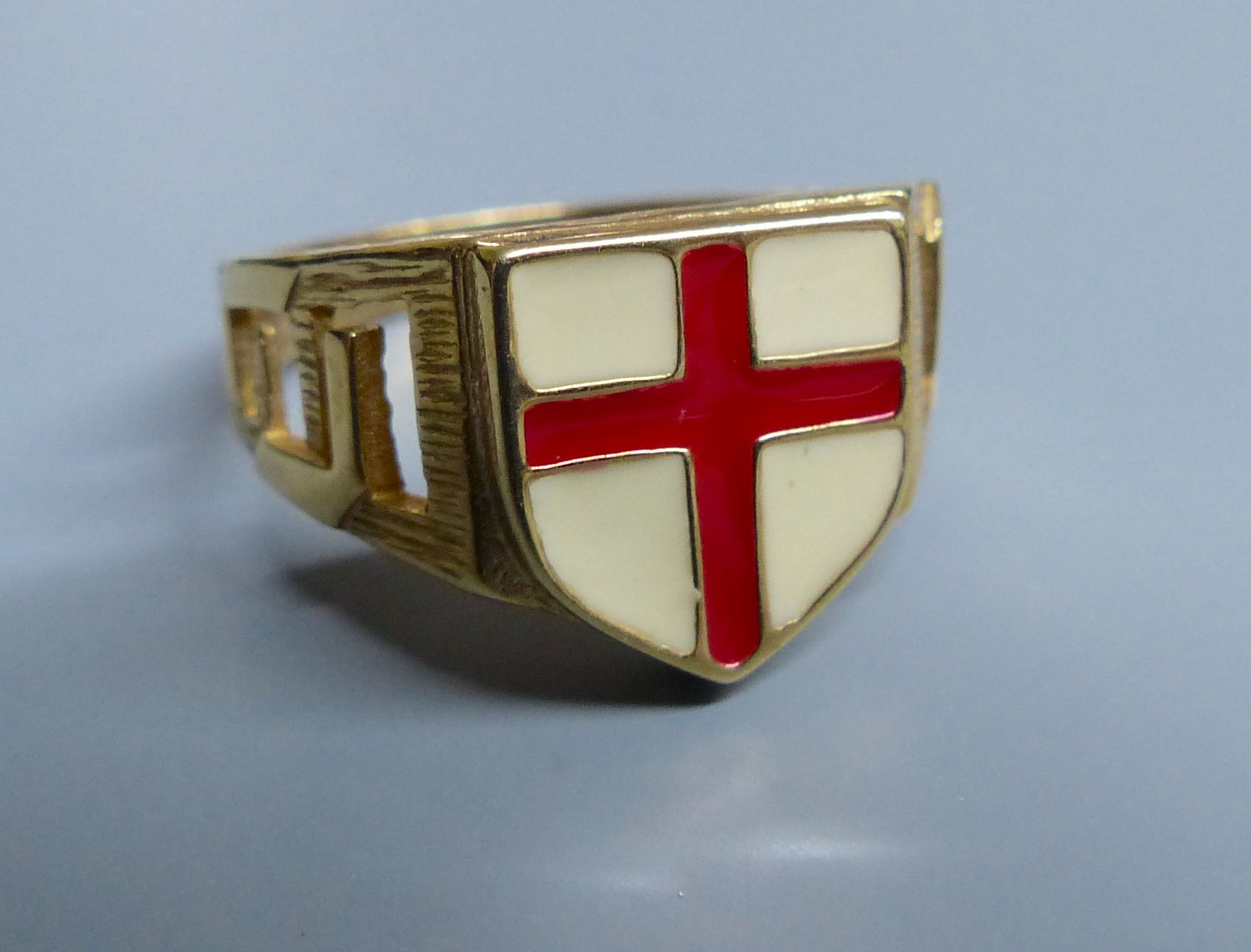 A modern 9ct gold and two colour enamel set Cross of St George signet ring, size T, gross 5.1 grams.